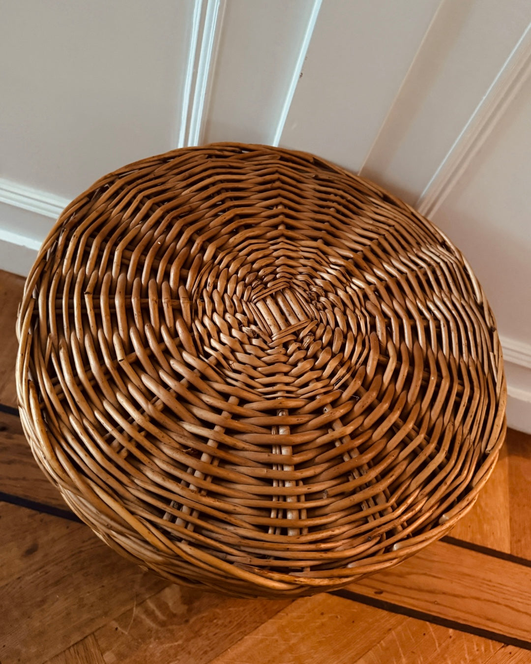 Grote vintage rieten mand met handgrepen – Ø 38 cm