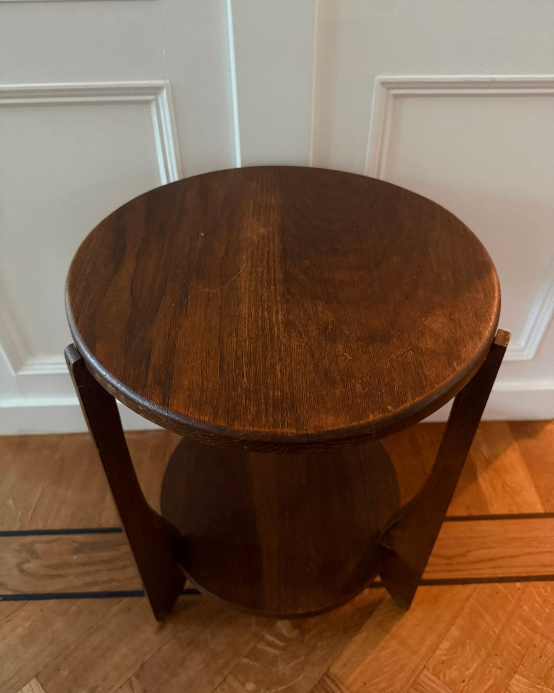 Vintage houten bijzettafel met onderblad – Ø 40 cm