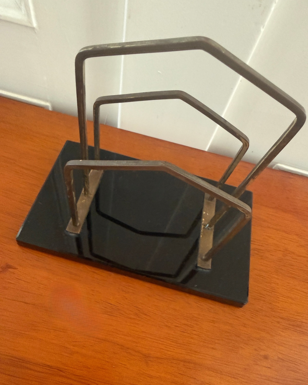Vintage art deco brievenhouder met zwarte voet