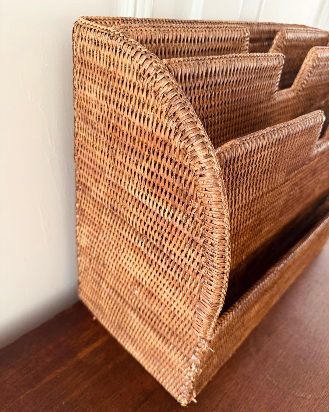 Handgevlochten rotan tijdschriftenhouder