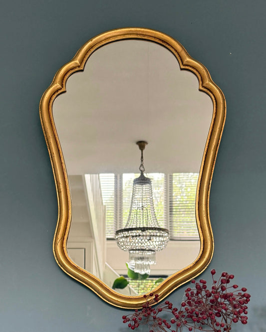 Vintage goudkleurige spiegel met geschulpte vorm – 66 × 43 cm
