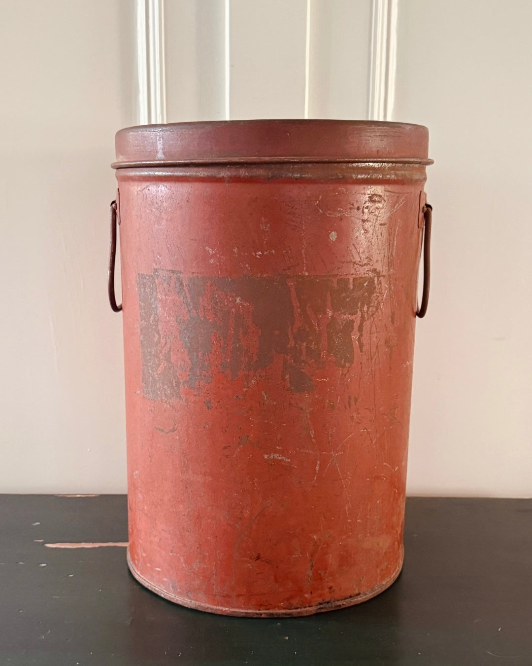 Oud rood metalen voorraadblik met deksel