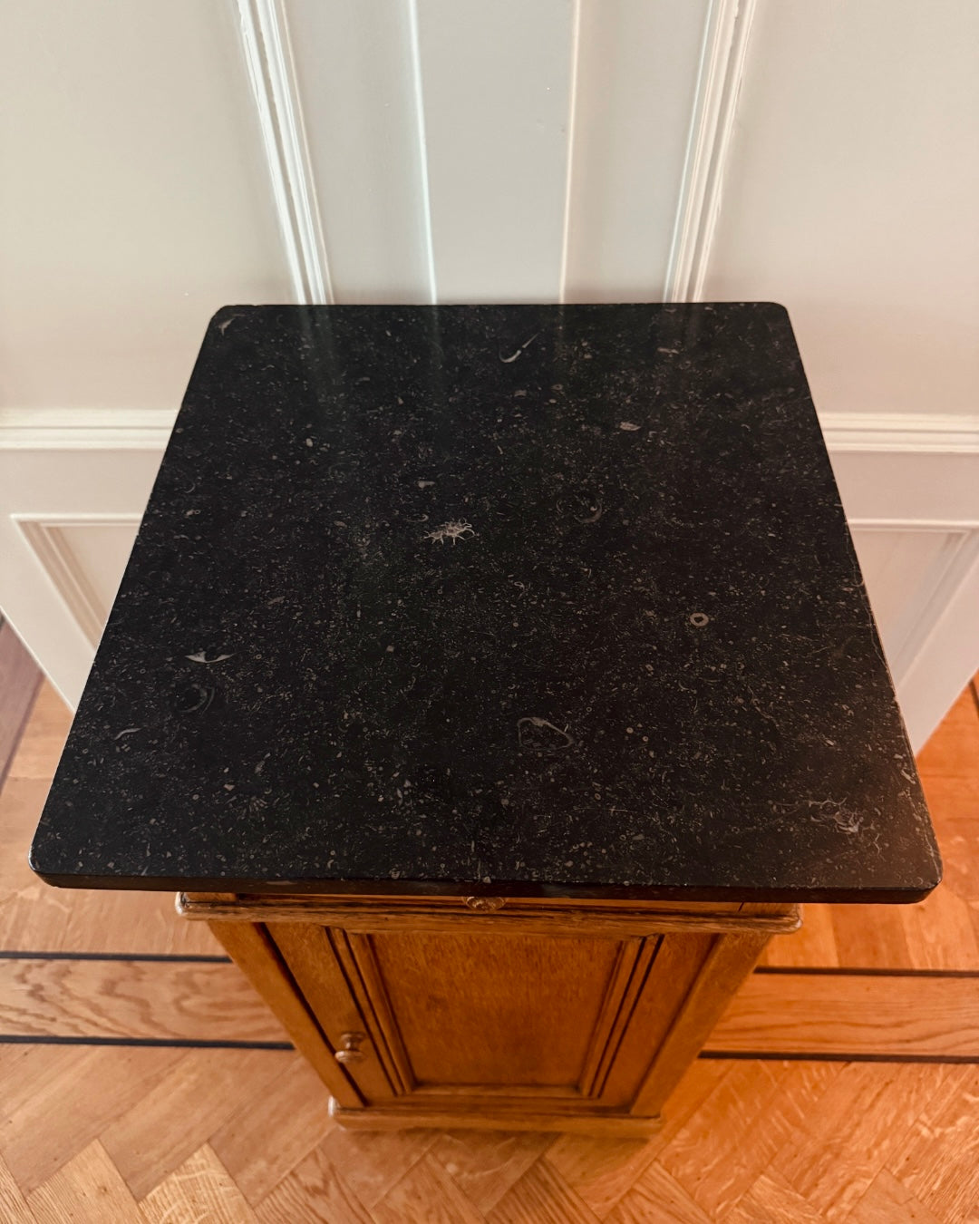 Antiek Frans nachtkastje met marmeren blad