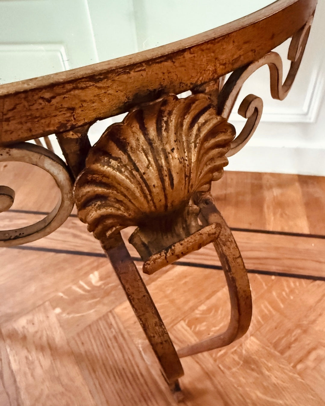 Vintage goudkleurig tafeltje met spiegelblad | Ø 59,5 cm