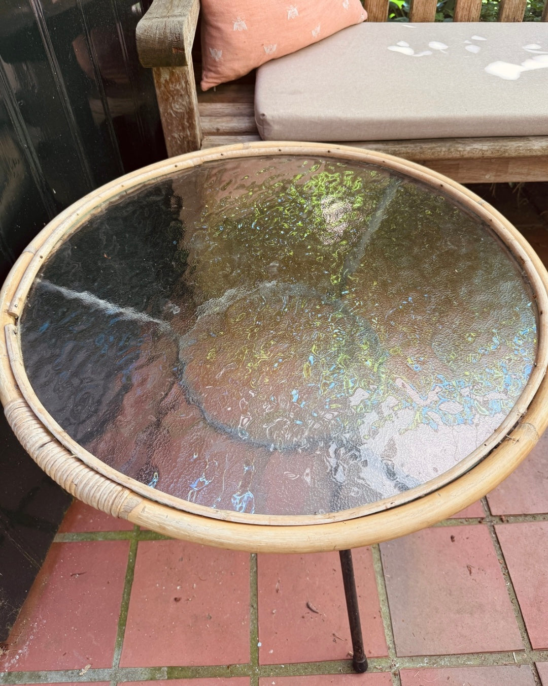 Vintage rotan bijzettafel met glazen blad | Ø 65 cm