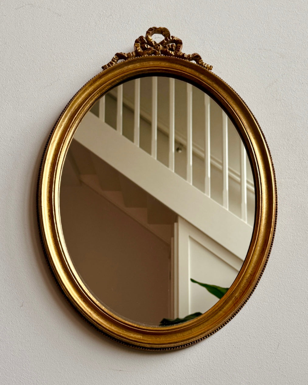 Kleine ovale vintage spiegel met goudkleurige lijst