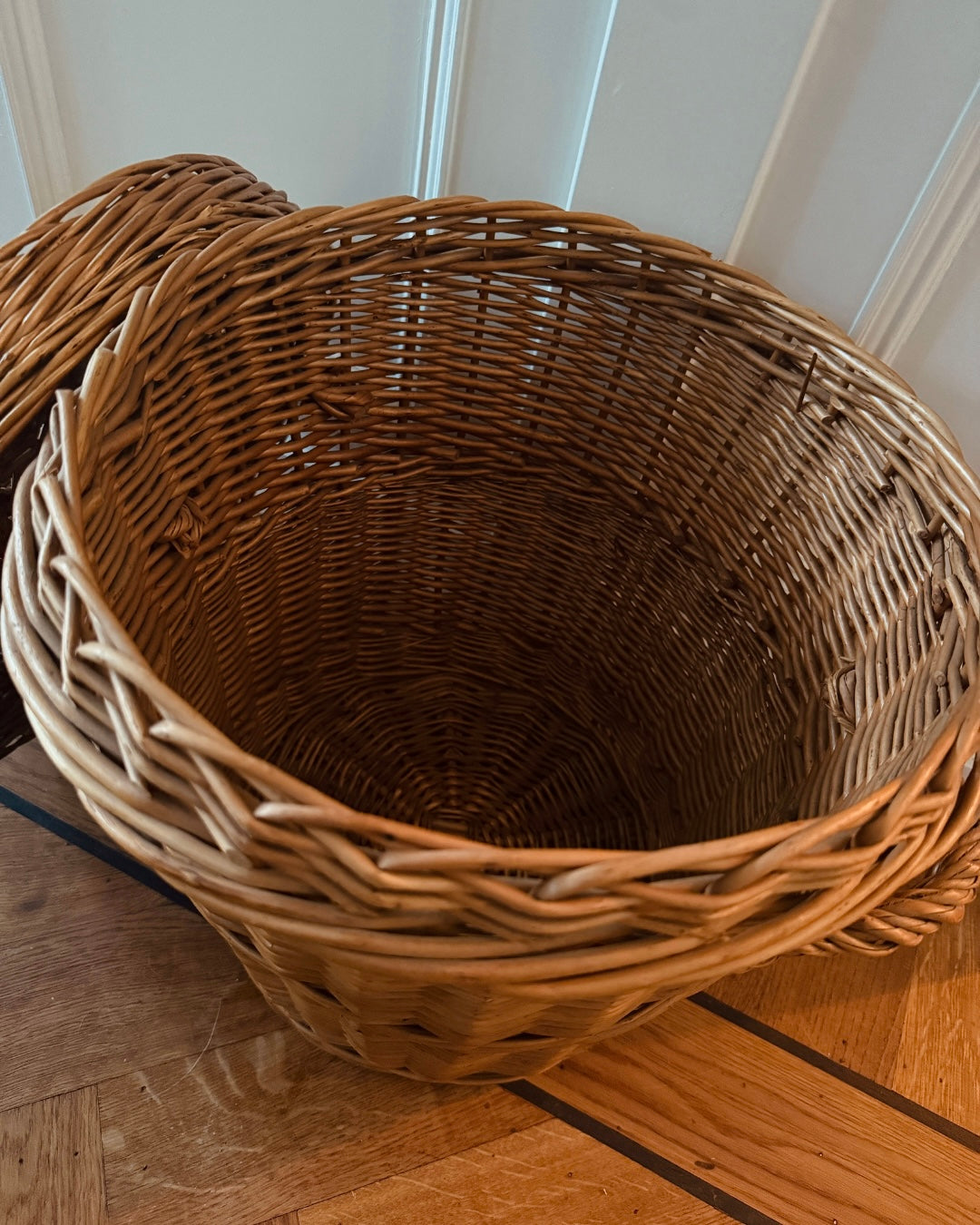 Grote vintage rieten mand met handgrepen – Ø 38 cm