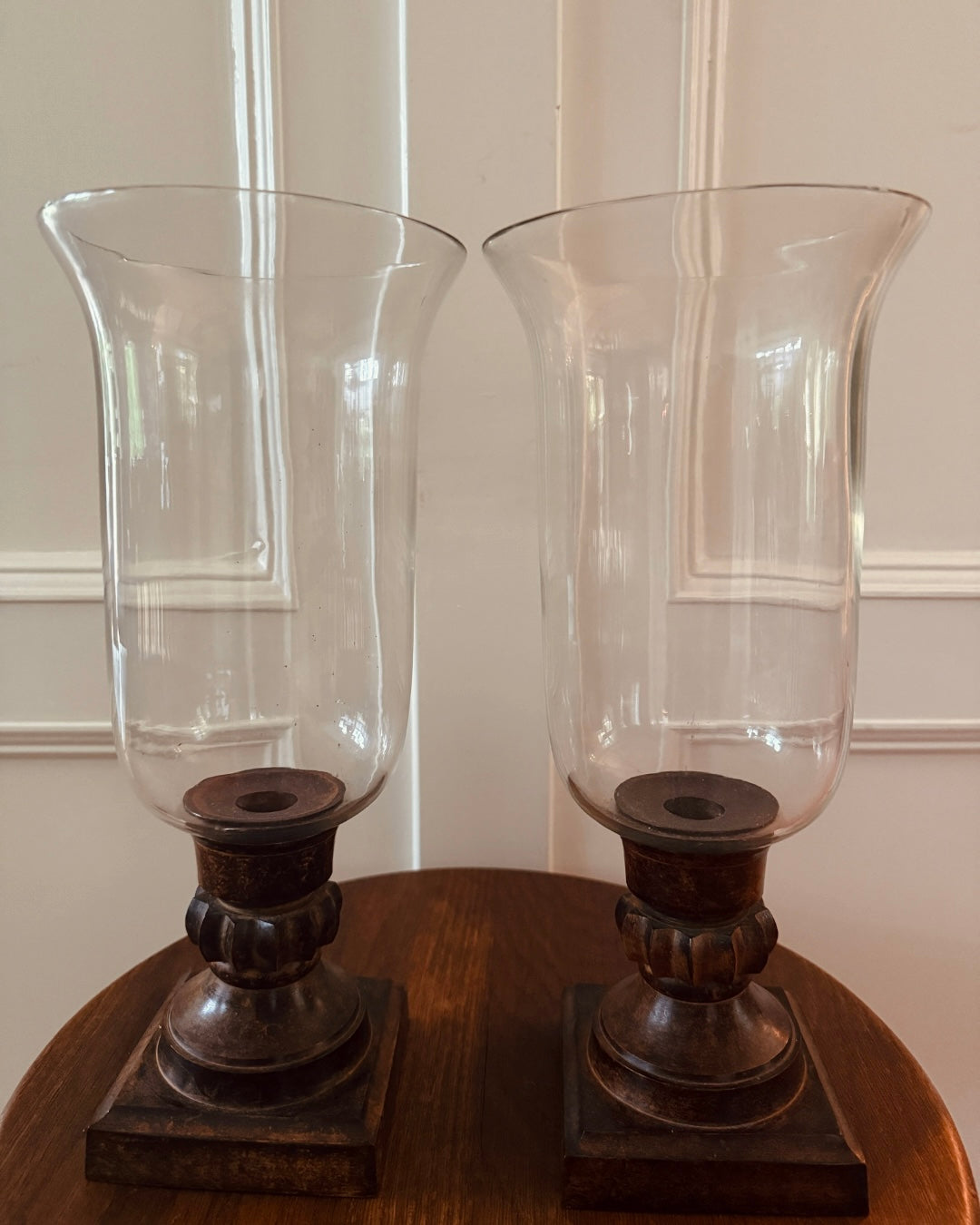 Set van 2 windlichten met metalen voet – 33,5 cm