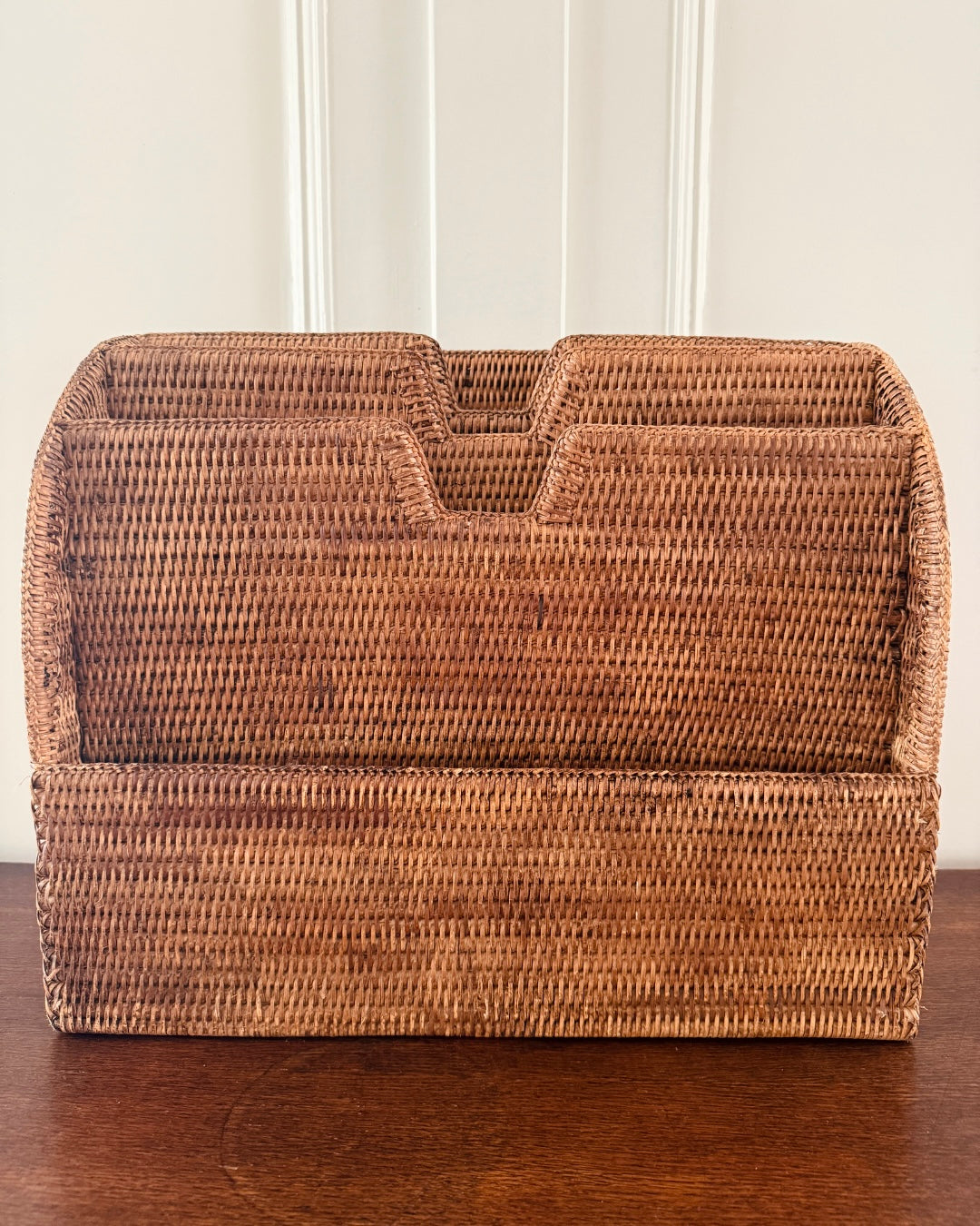 Handgevlochten rotan tijdschriftenhouder