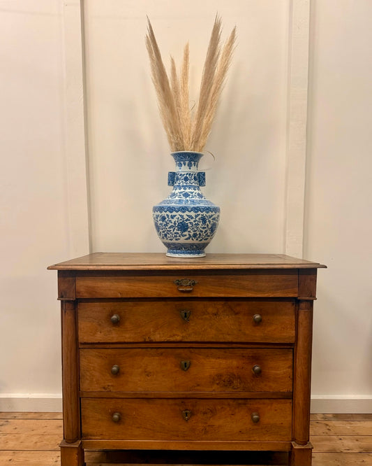 Prachtige grote Chinese vaas met bloemen en decoratieve oortjes