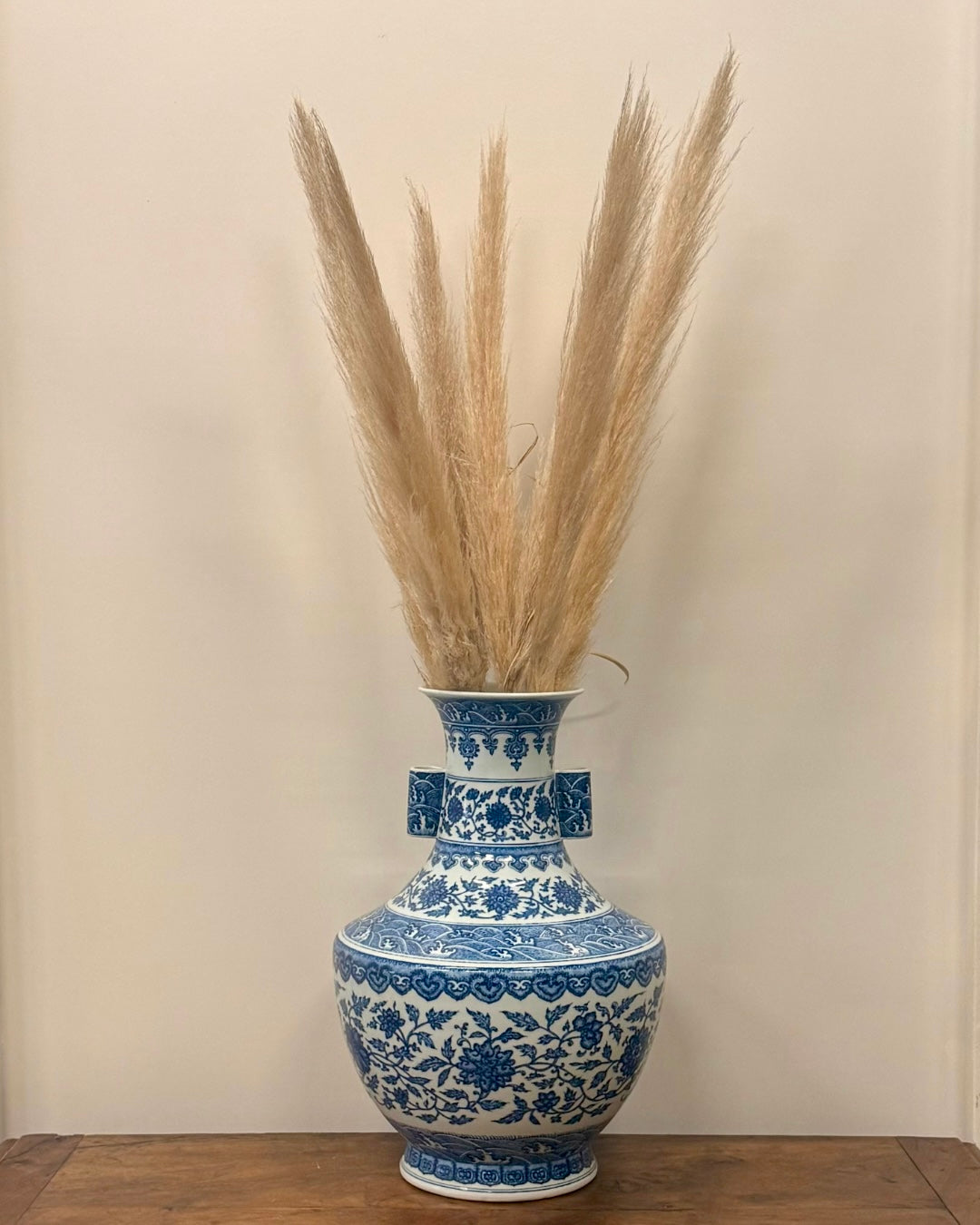 Prachtige grote Chinese vaas met bloemen en decoratieve oortjes