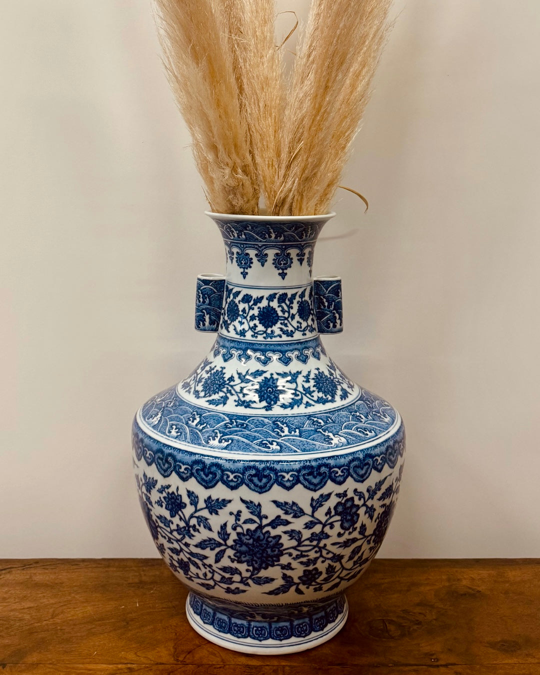 Prachtige grote Chinese vaas met bloemen en decoratieve oortjes