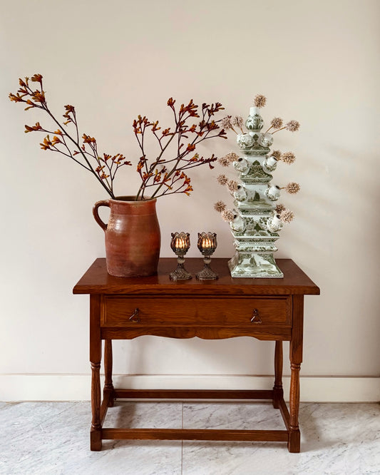 Vintage tafeltje met lade en gedraaide poten – klassiek & sfeervol