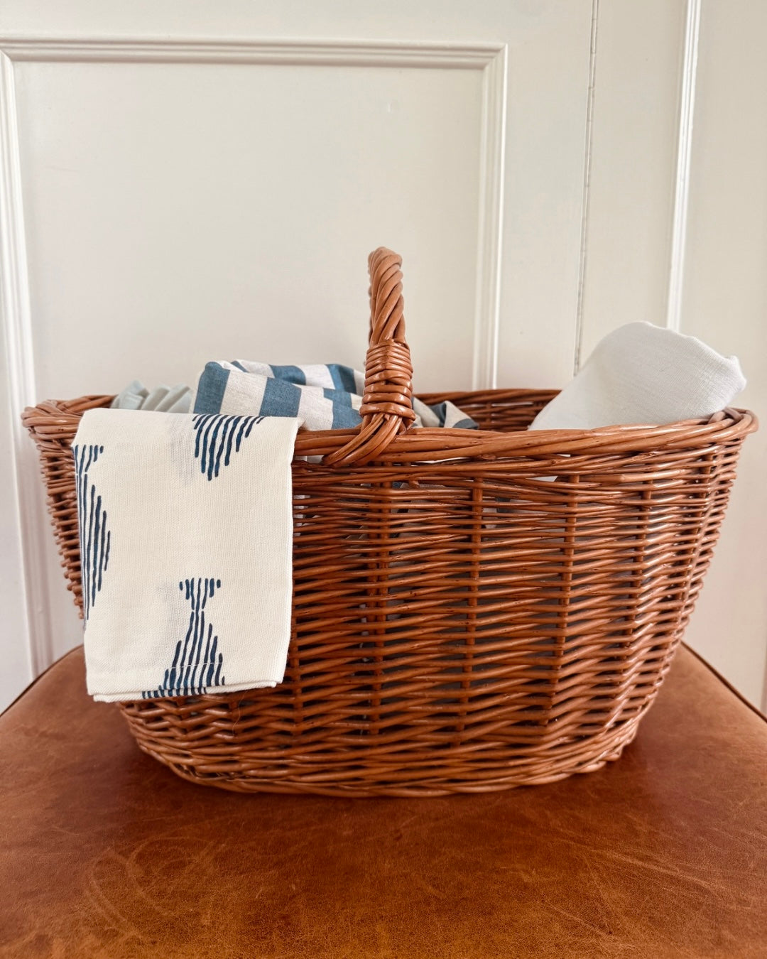 Grote vintage rieten hengselmand
