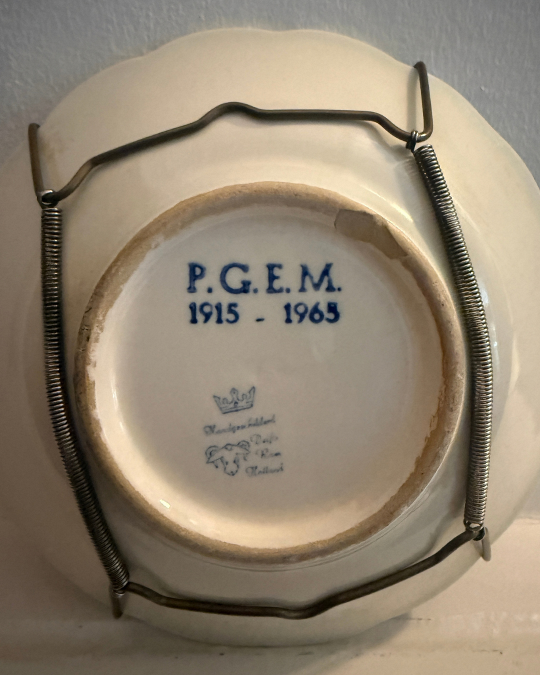Delfts blauw wandbordje jubileum 1915–1965 – Ø 14,5 cm