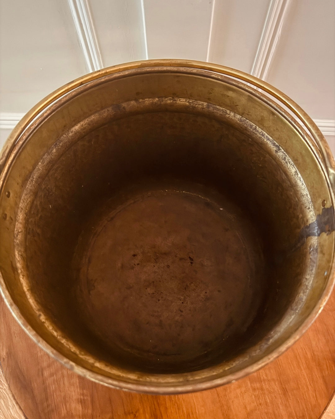 Antieke koperen pot met hengsel