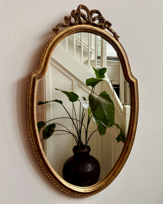 Antieke ovale spiegel met strikornament