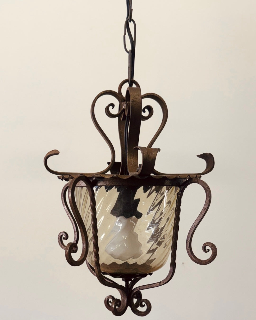 Smeedijzeren hanglantaarn met gedraaid glas