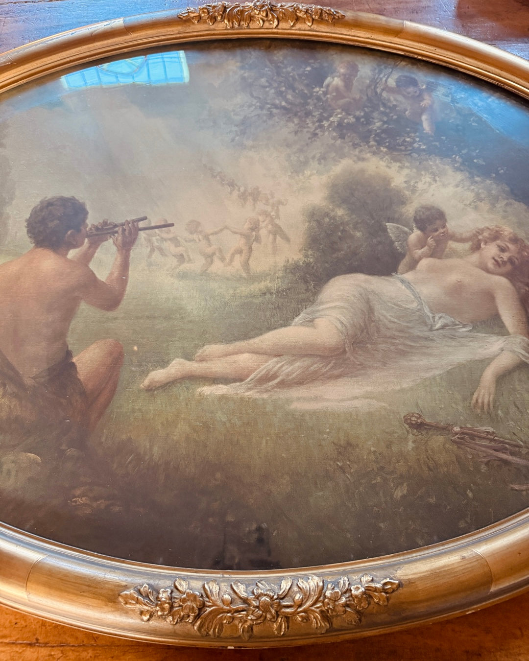 Ovale aquarel met mythologische scene in vergulde lijst (97 × 70 cm)