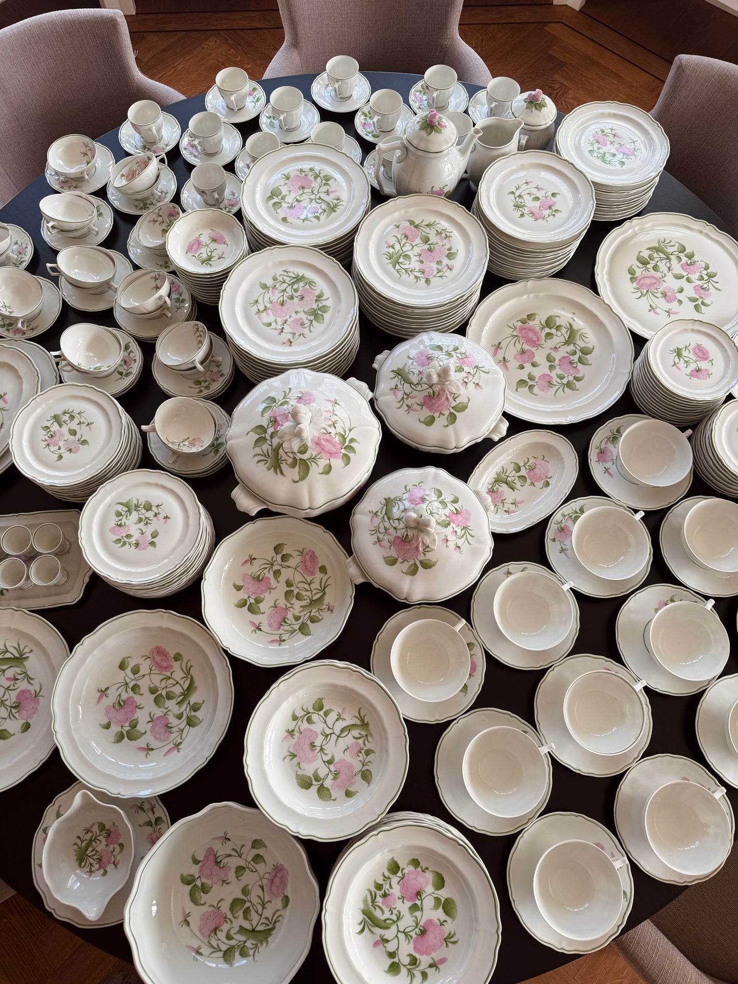 Zeer uitgebreid Frans Limoges servies