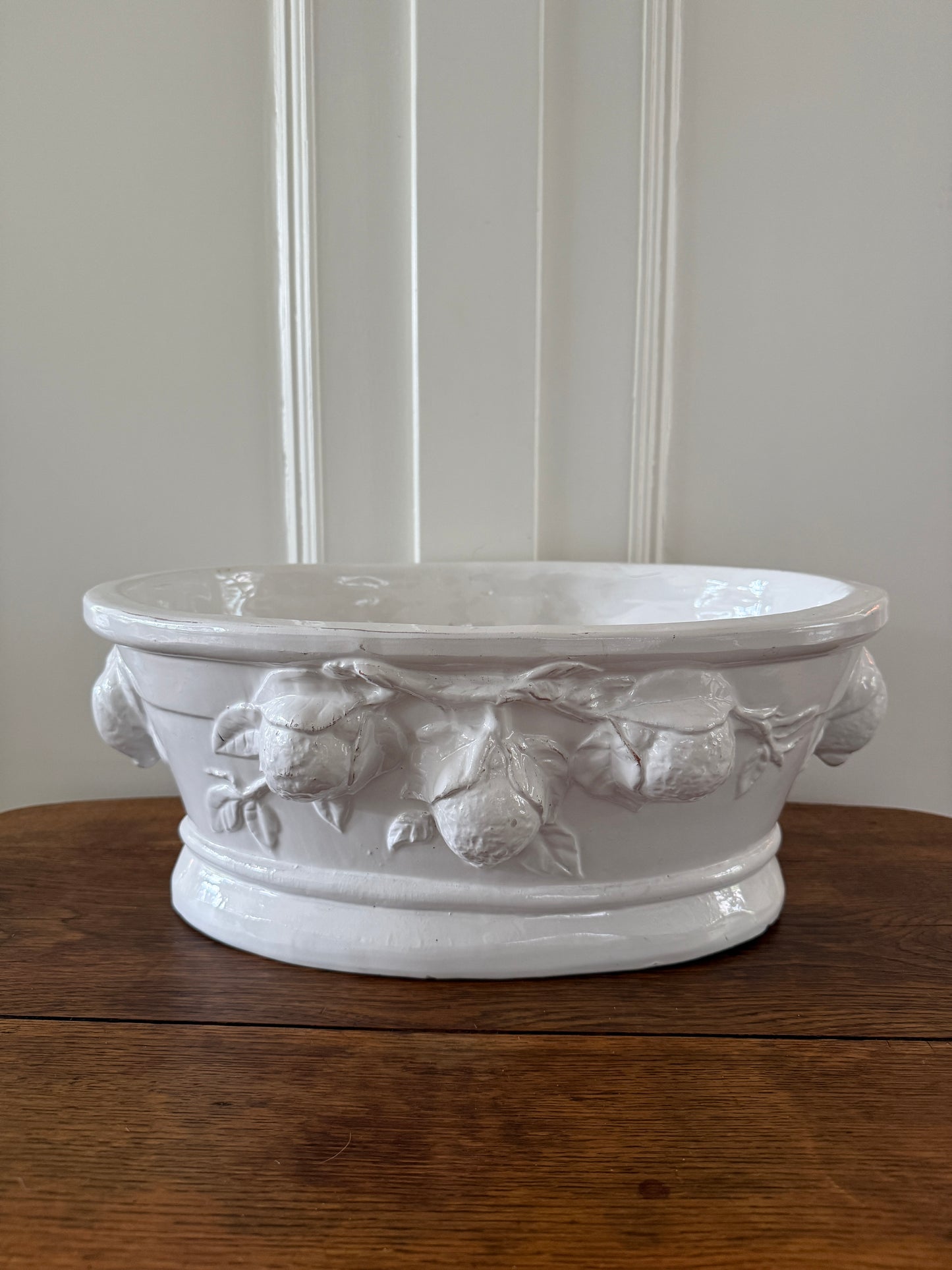 Franse jardinière met fruitreliëf – wit geglazuurd aardewerk
