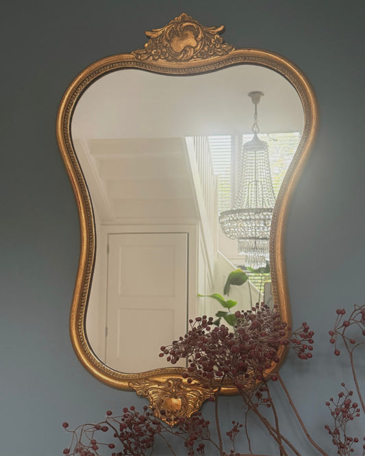 Vintage goudkleurige spiegel met ornamenten – 69 × 46 cm