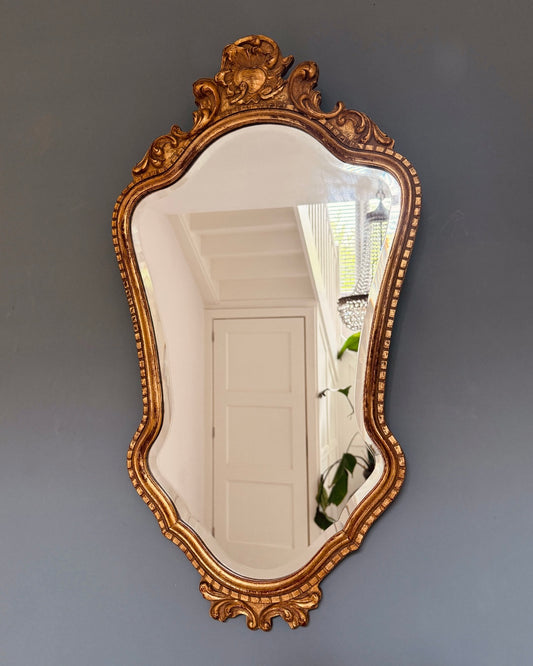 Vergulde spiegel in Rococo stijl