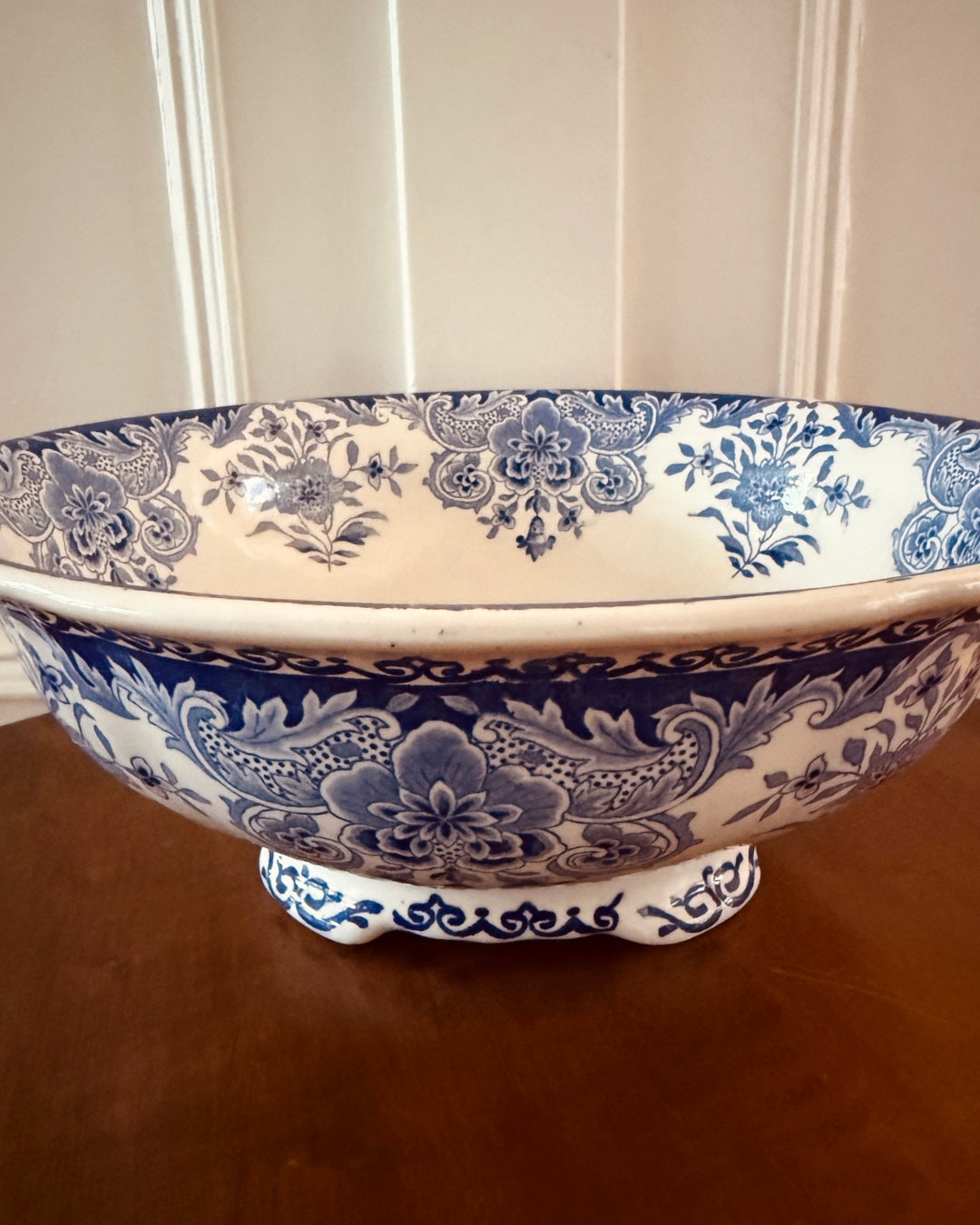 Antieke Dordrecht schaal op voet