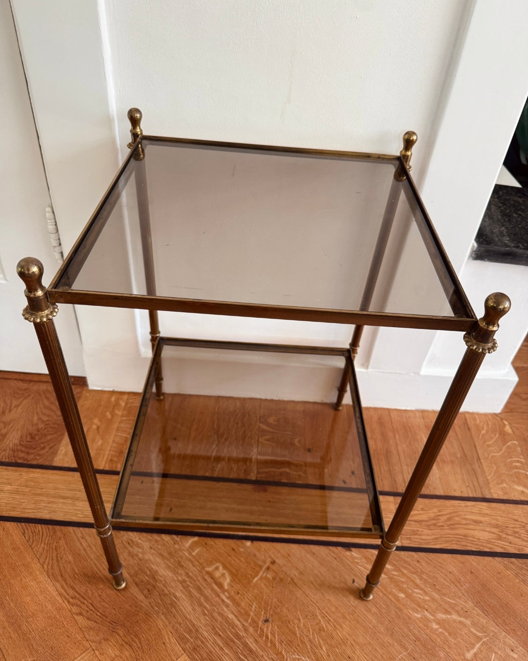 Vintage messing bijzettafeltje met glazen plateaus