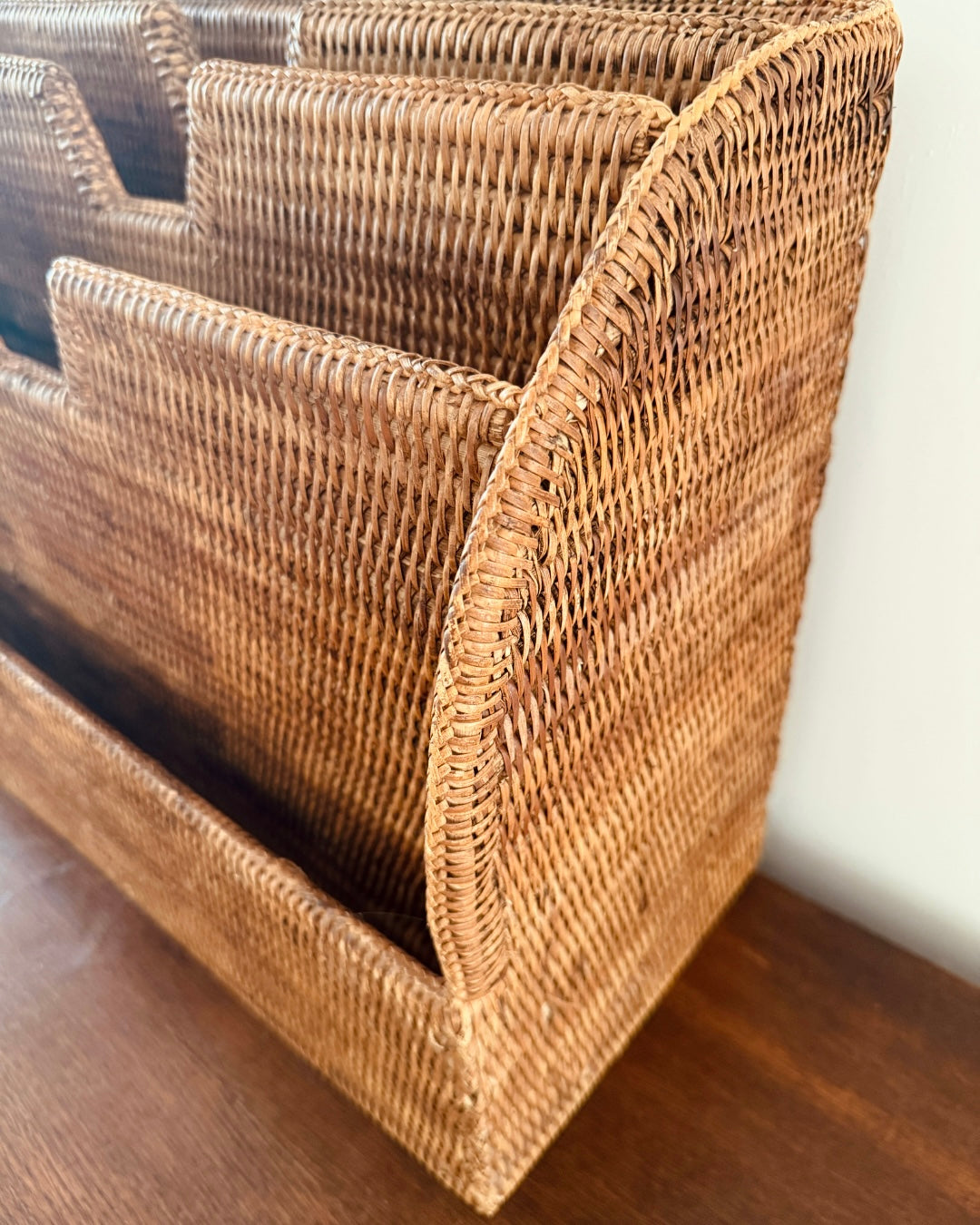 Handgevlochten rotan tijdschriftenhouder