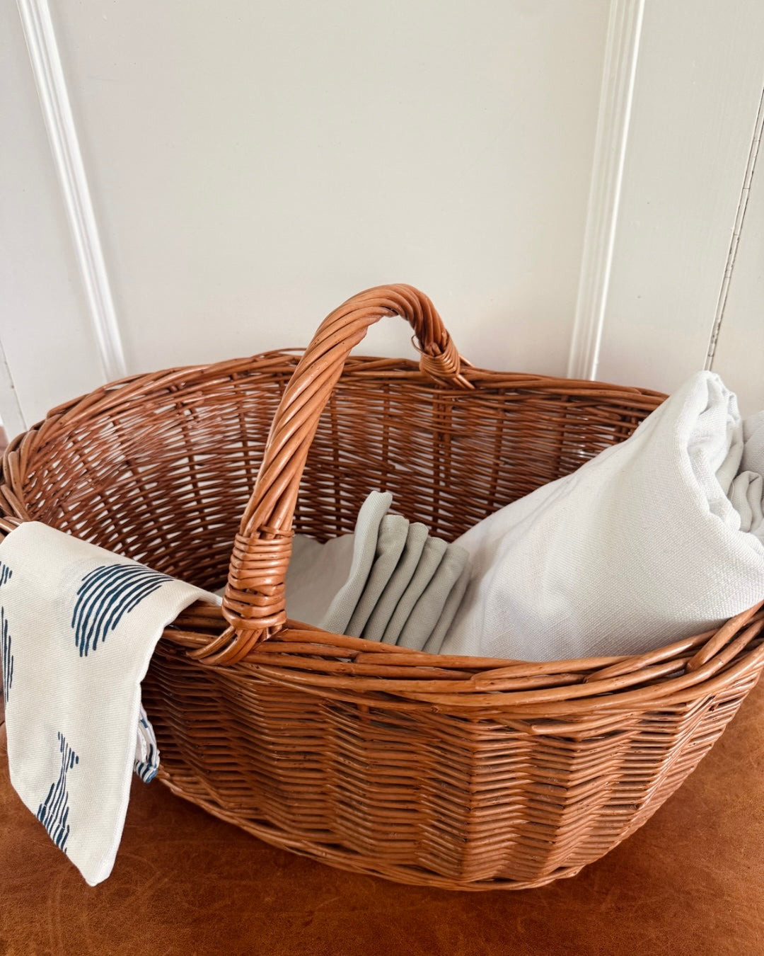 Grote vintage rieten hengselmand