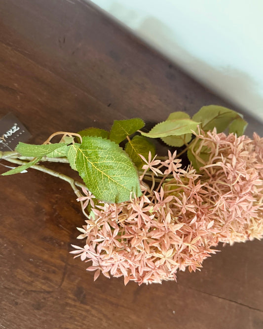 Kunsttak met roze bloemen