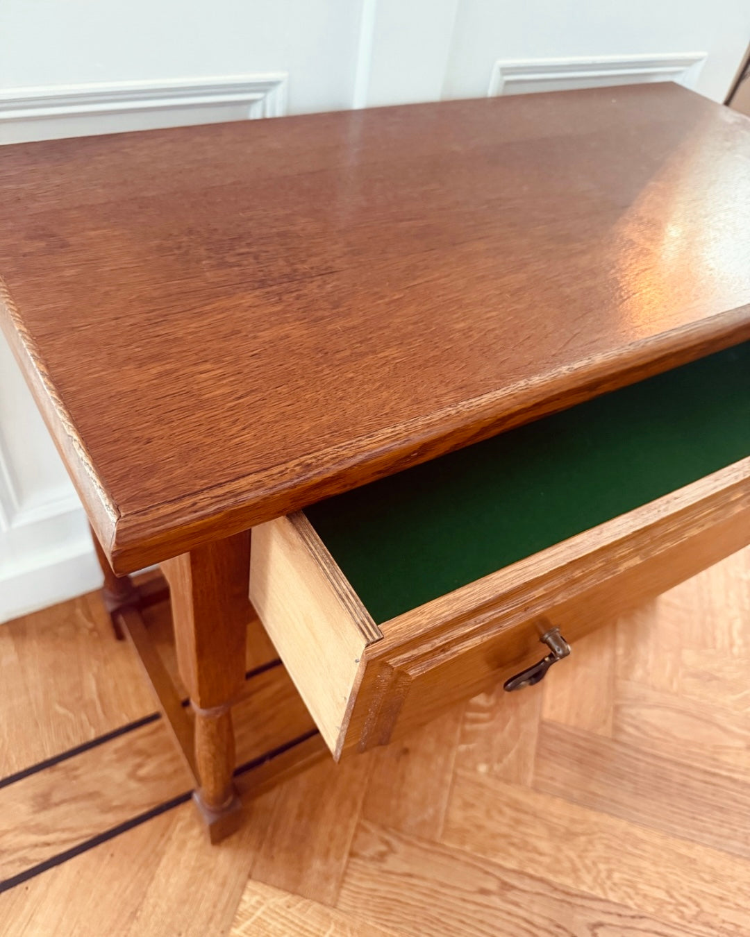 Klassiek eikenhouten bijzettafeltje