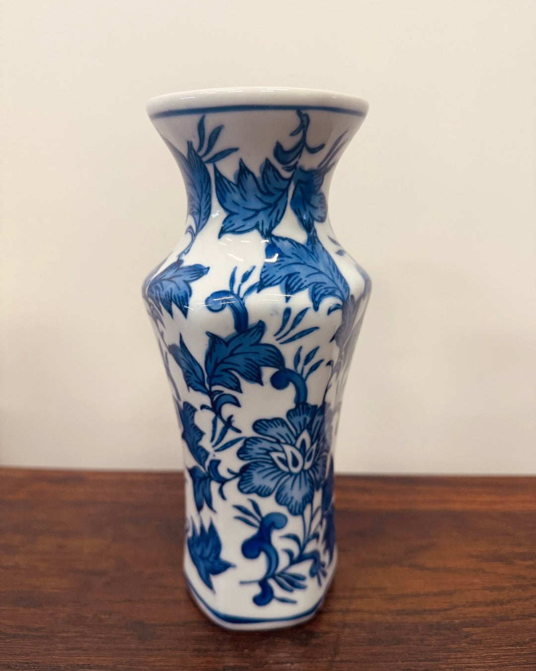 Blauw-wit vaasje met florale decoratie - Nieuw product!