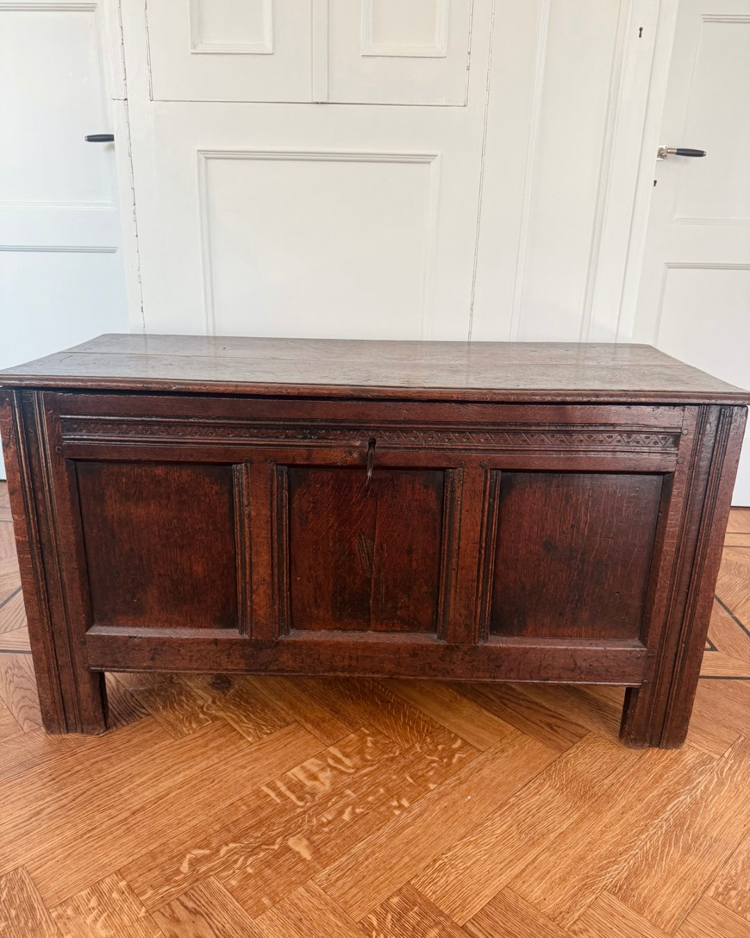 Antieke eikenhouten kist – ca. 18e / vroege 19e eeuw