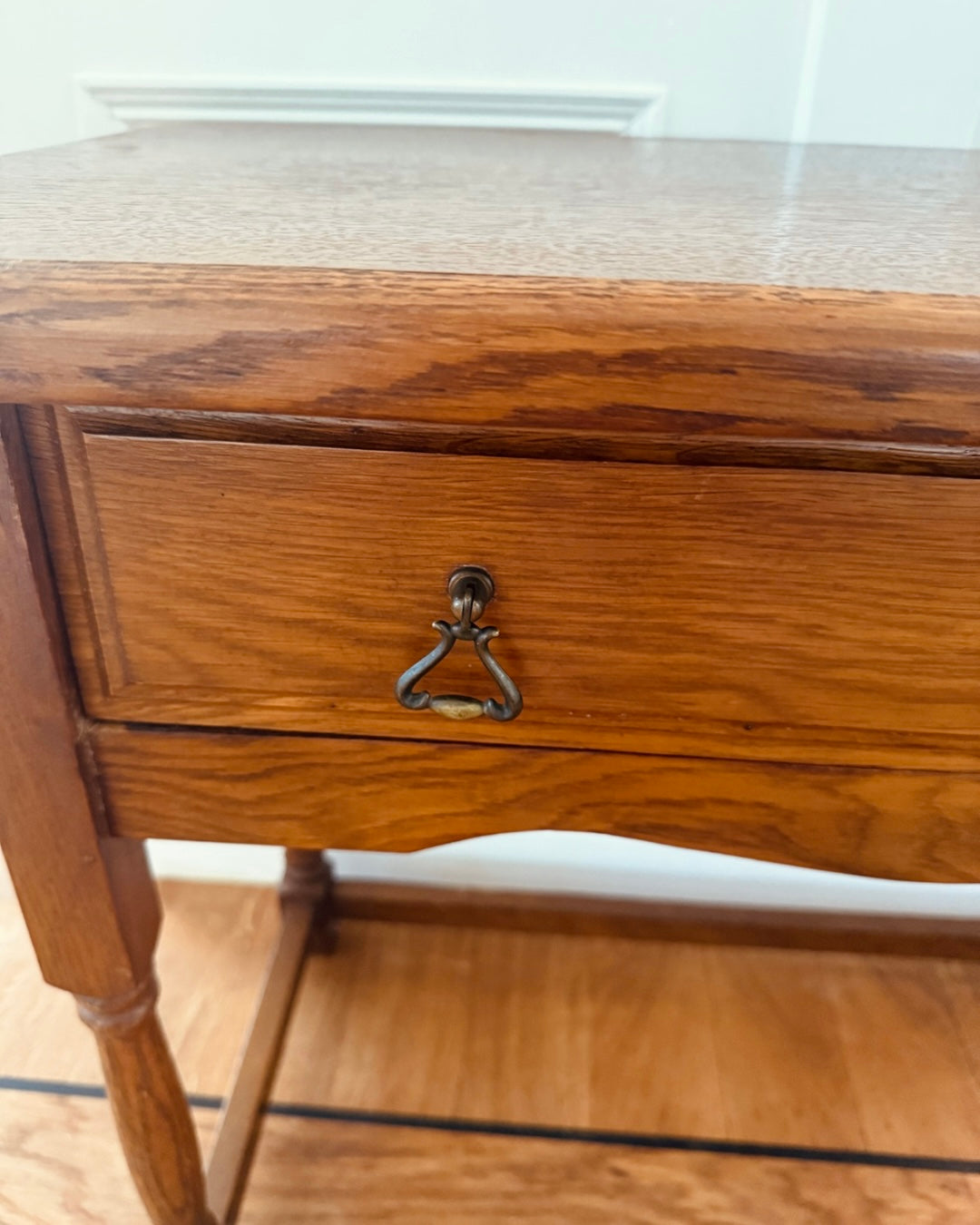 Klassiek eikenhouten bijzettafeltje