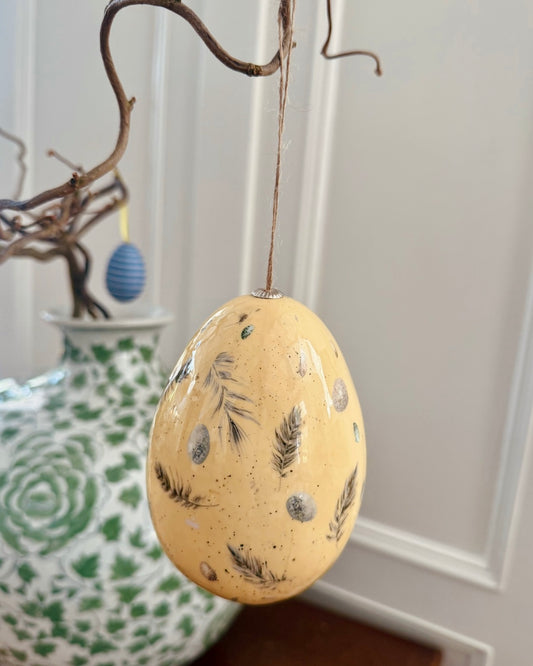 Decoratief paasei met veertjes
