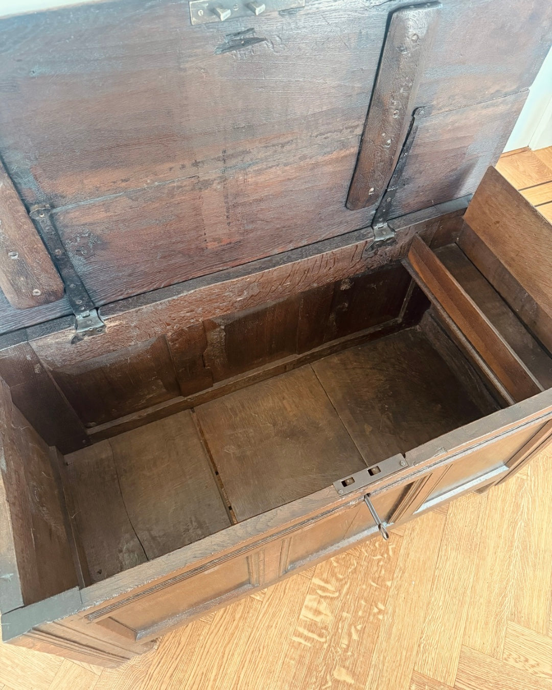 Antieke eikenhouten kist – ca. 18e / vroege 19e eeuw