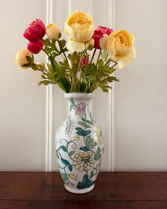 Porseleinen vaas met kleurrijk bloemendecor