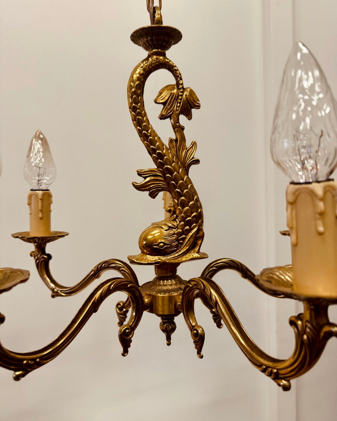 Elegante messing kroonluchter met decoratieve visdetails